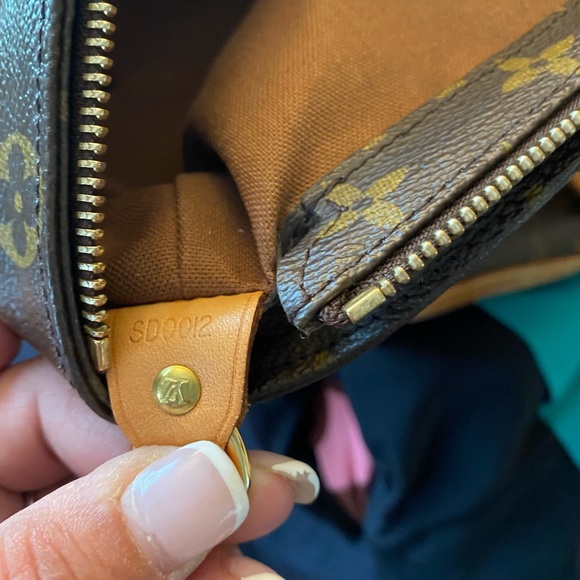 Louis Vuitton Mezzo  authentic handbag in good condition leather is perfect !! - Picture 5 of 7